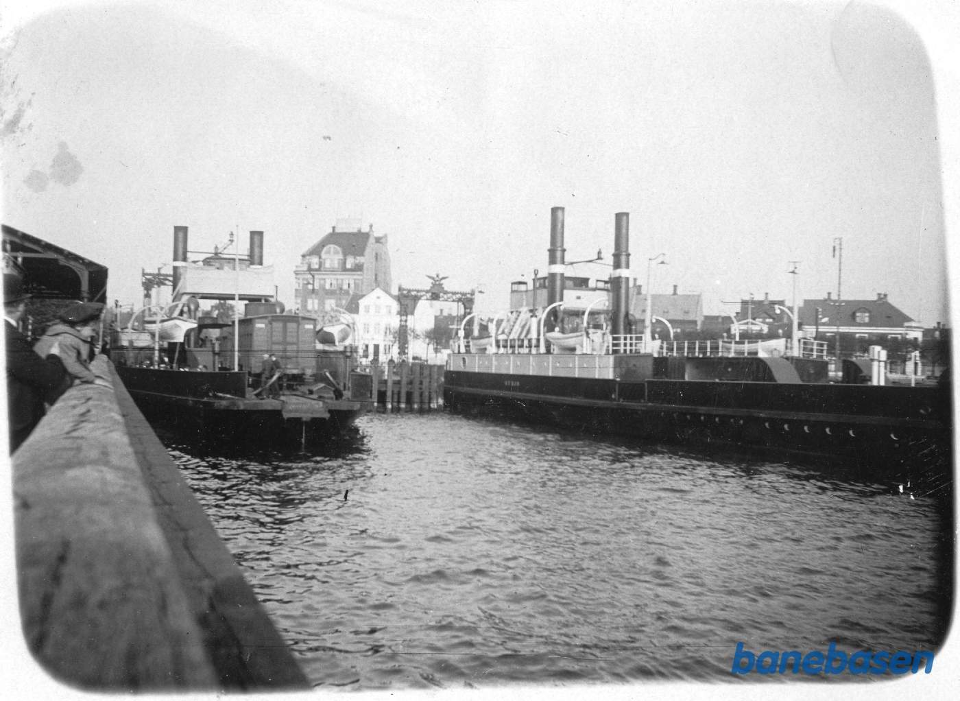 To færger i lejerne i Fredericia