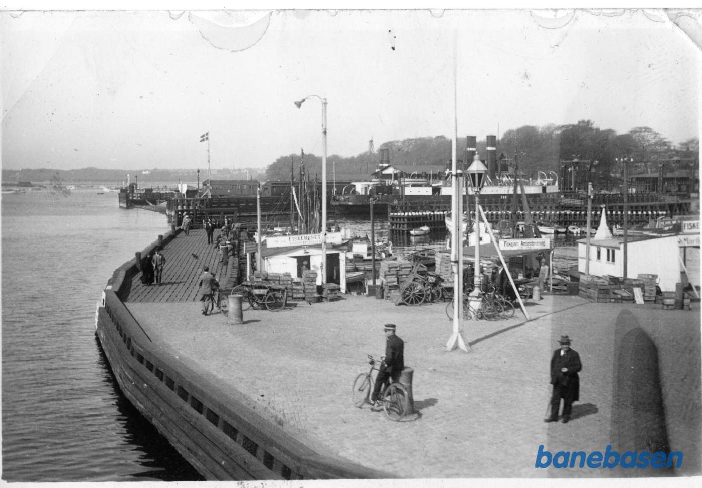 Kig mod færgelejerne i Fredericia, nærmeste færge er "Fyn".