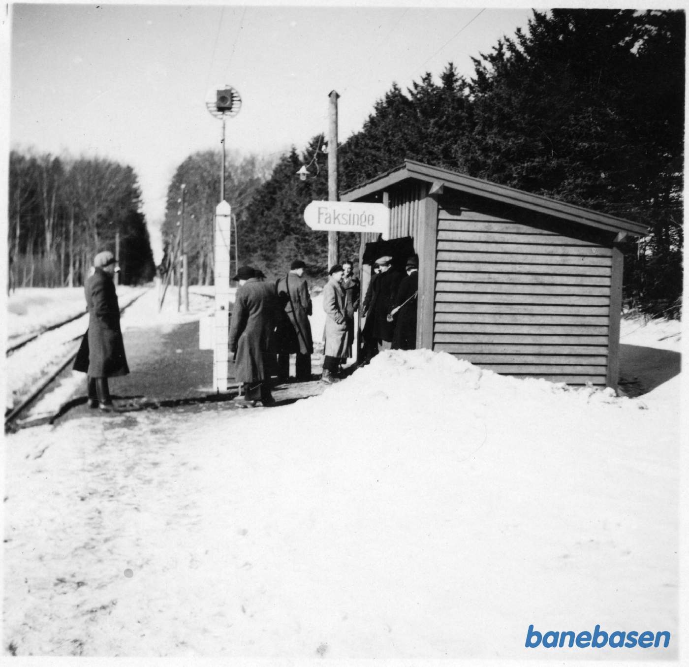 ligger forude. Lok 4 eller 5, A 11, C 34, pakvogn og godsvogne