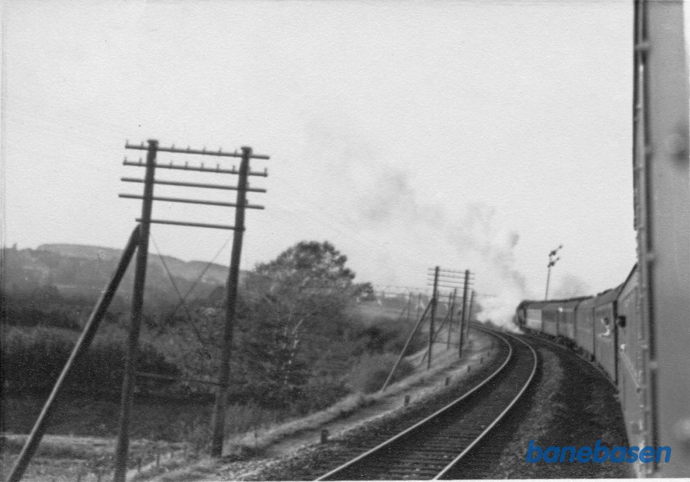 Vestgående internationalt tog med spisevogn forrest får gennemkørsel i Middelfart