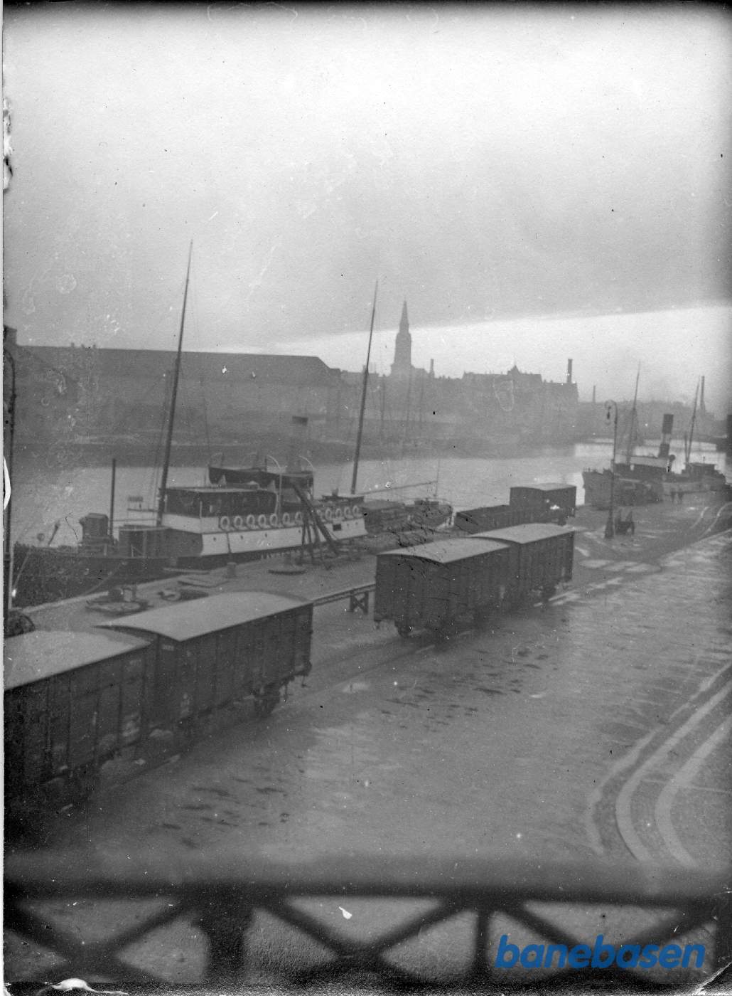 Div. godsvogne på havnekajen