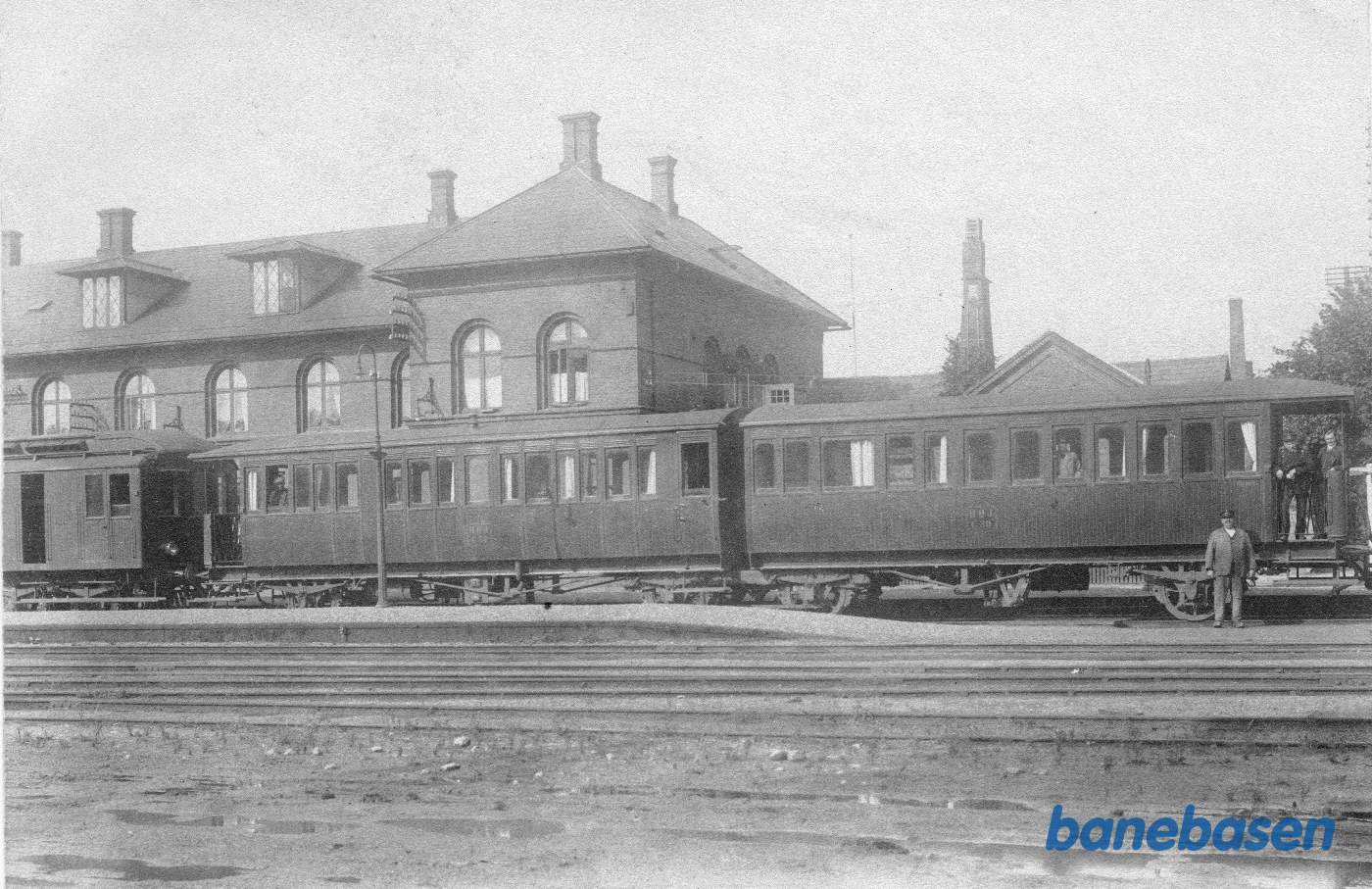 Dobbeltvogn sammenbygget af to ældre kupevogne, trækkraften skimtes tv med M 1