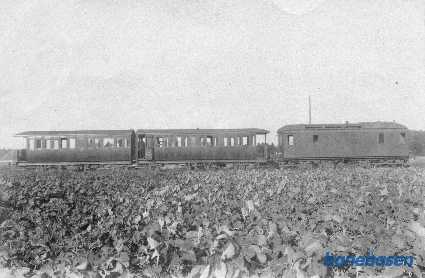 Diesellokomotivet med den nye dobbeltvogn