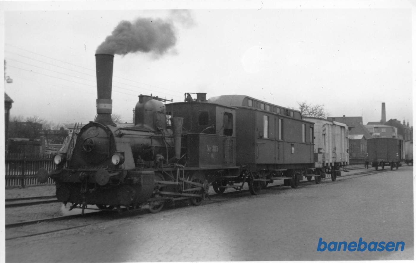 Rangering med postvogn og hvid vogn ved læssevejen