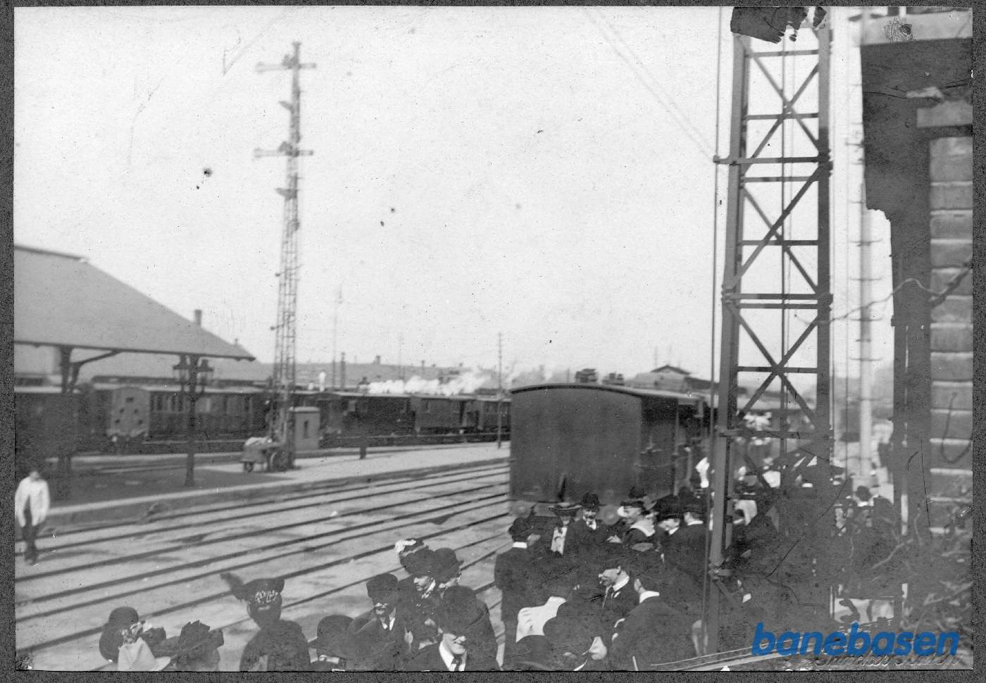 Et tog er netop afgået og de afskedstagende går hjem