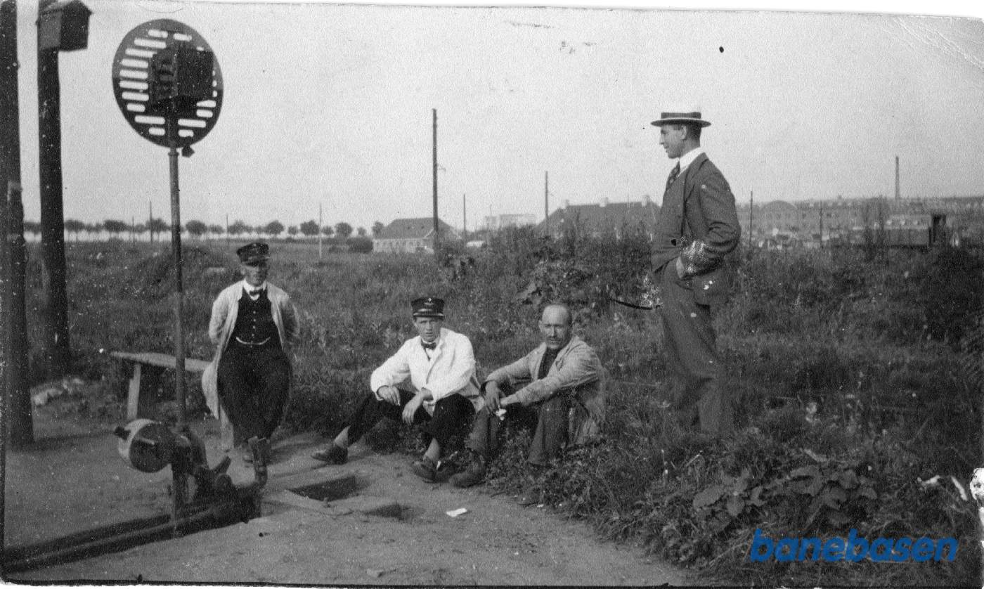 KSB-personale. I baggrunden den kommende rangerstation Lersøen