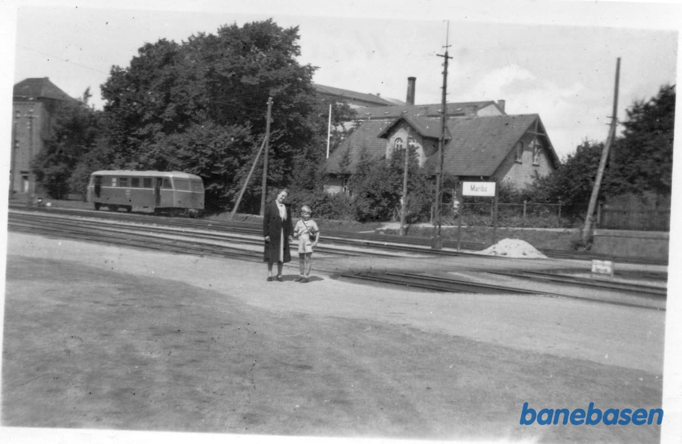 Skinnebusbivogn fra NRJ/NKJ formentlig udlånt til Lollandsbanen, den har begge baners ejendomsmærker