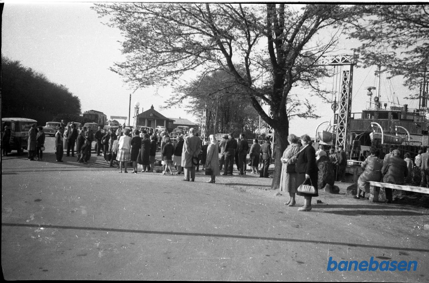 Udflugtsrejsende (?) ved færgen