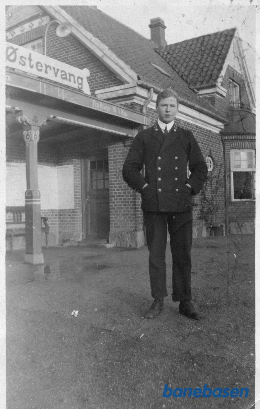 Jernbanemand på perronen