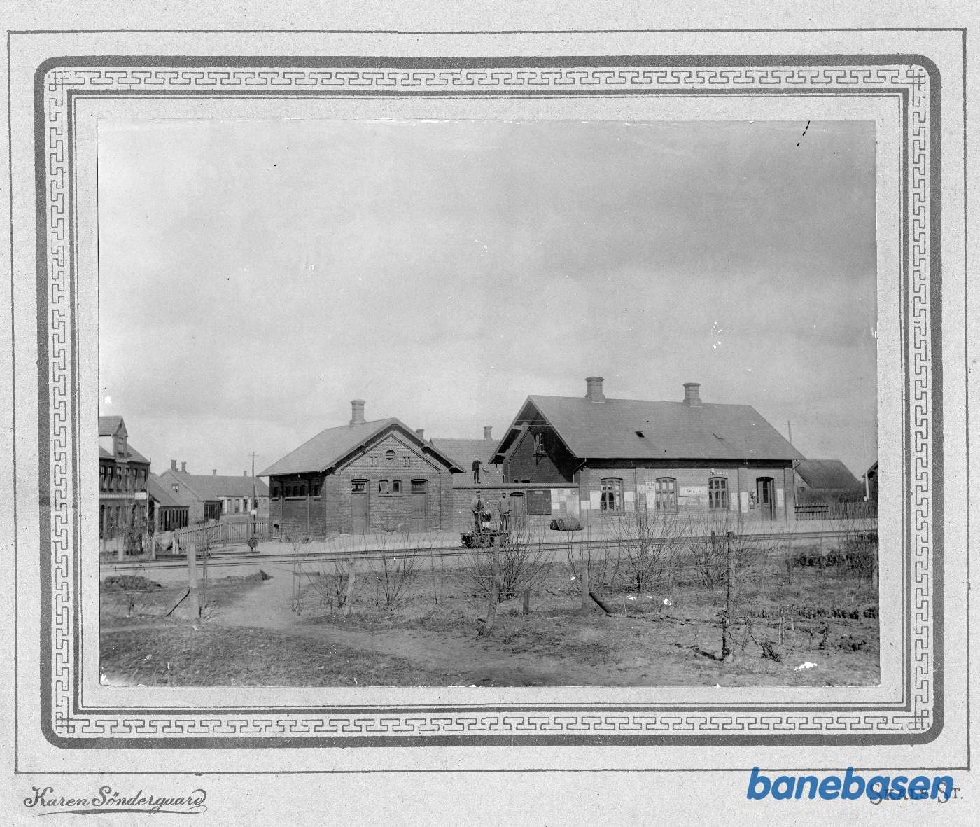 Hånddraisine foran stationsbygningen