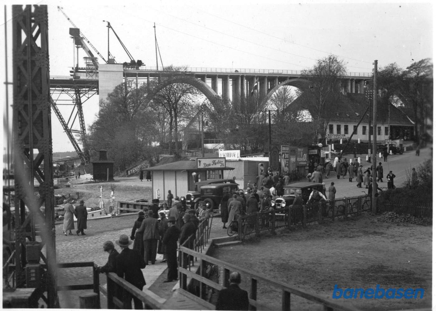 Lillebæltsbroen under opførelse set fra færge i lejet i Snoghøj