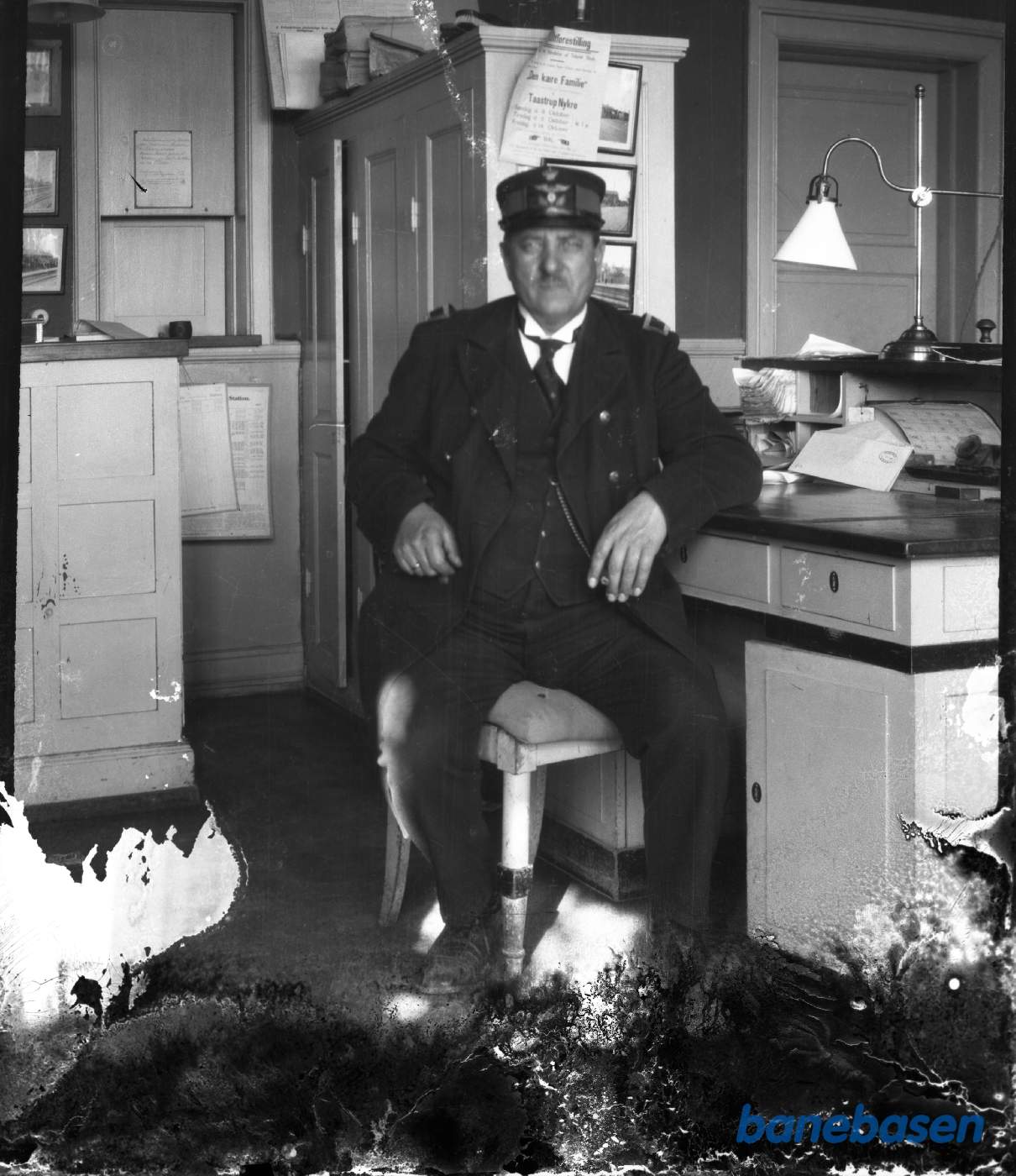 Stationsforstanderen på kontoret