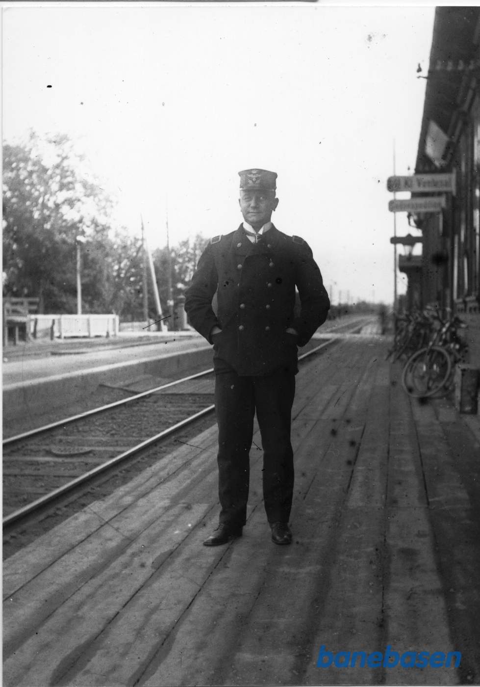 Tjenstgørende på træperronen ved den ældste Taastrup Station