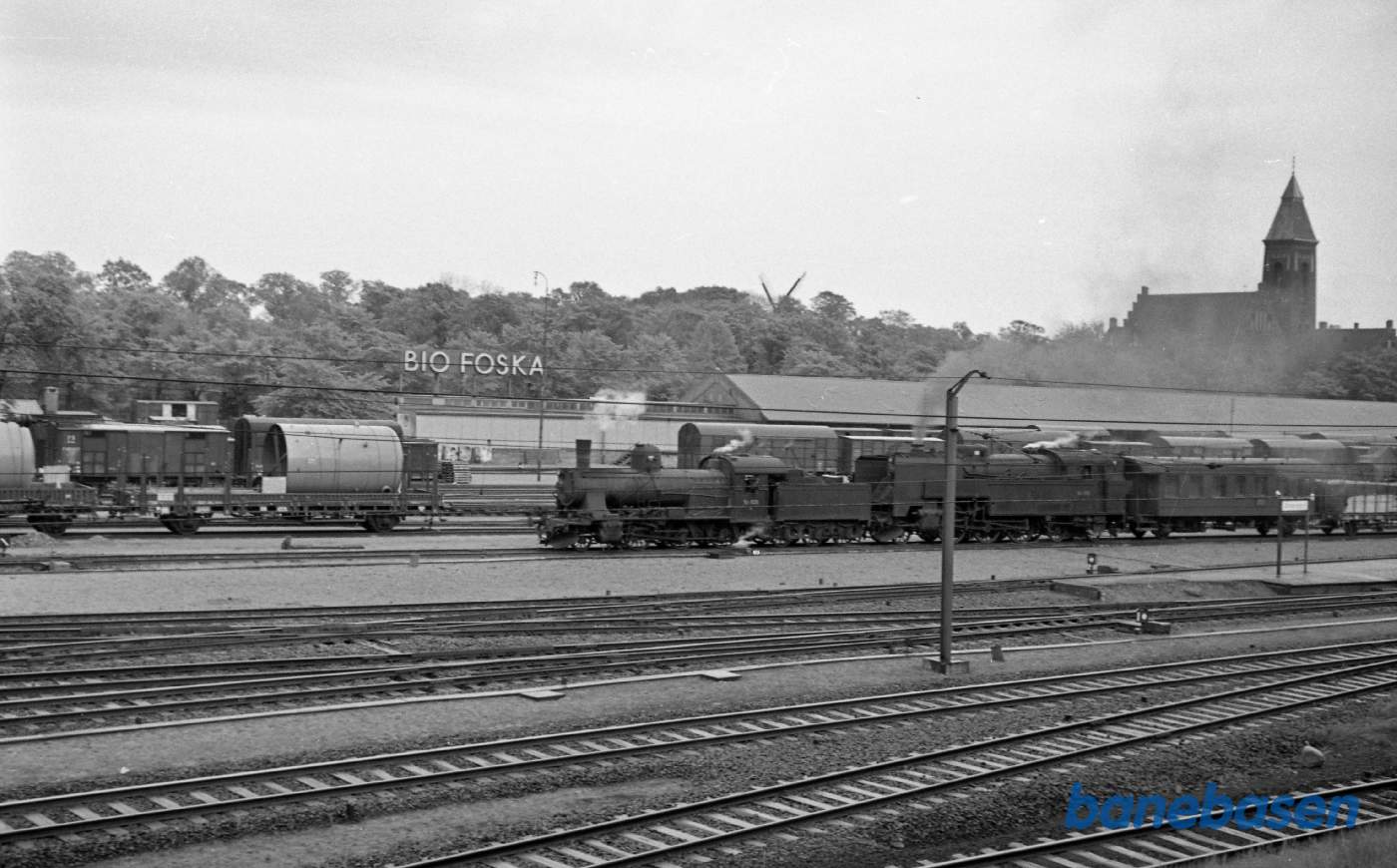 DSB D 826 + S 721 med godstog