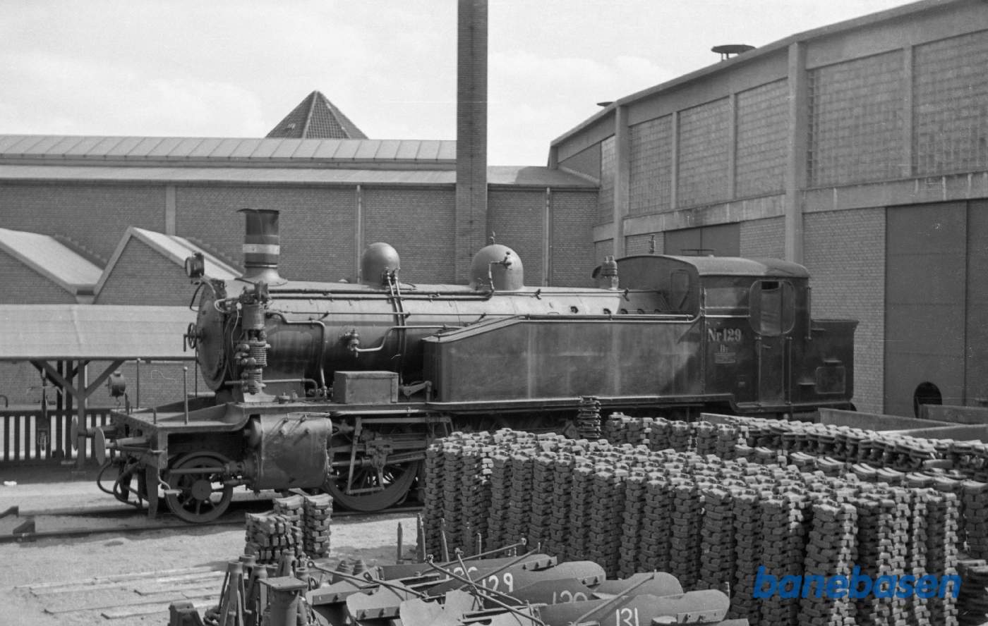 DSB DF 129 udenfor remisen