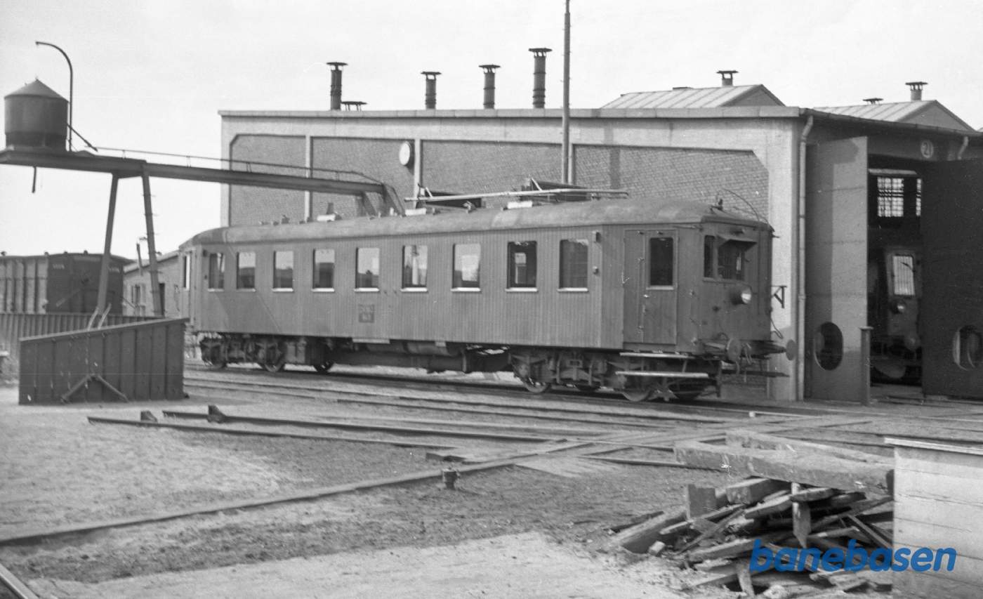 OKMJ MH 11 udenfor remisen