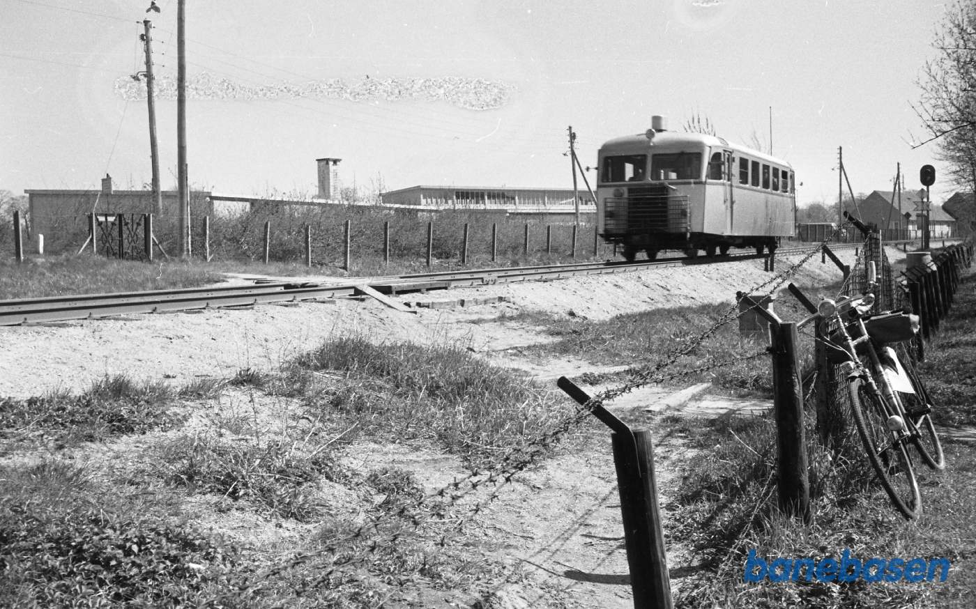 Værksted og remise i baggrunden
