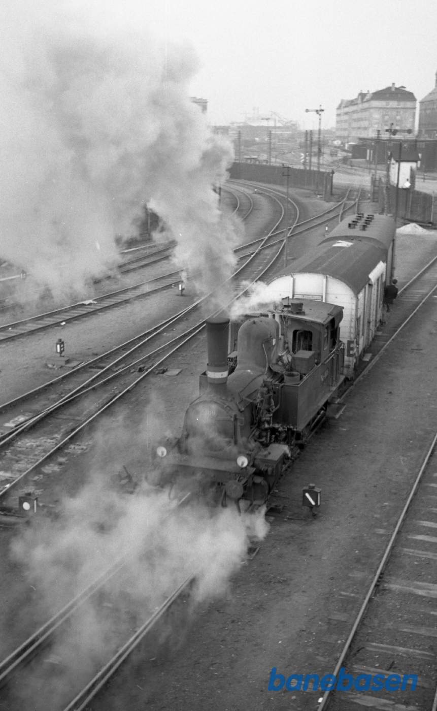 F 477 rangerer i nordenden af stationen