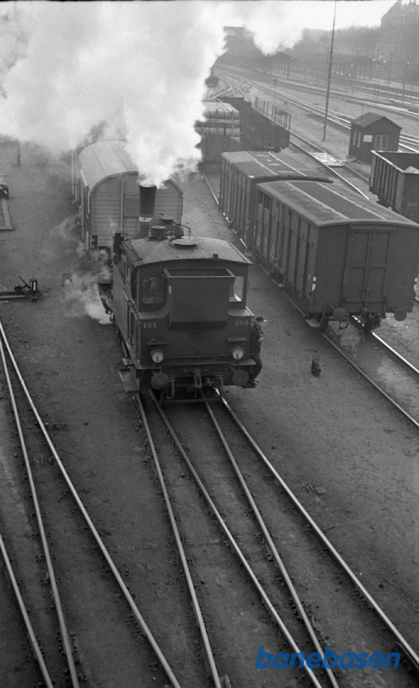 F 494 rangerer i nordenden af stationen