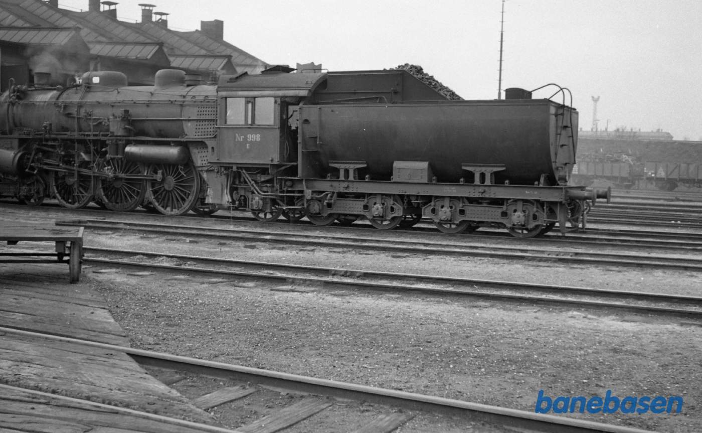 E 998 foran maskindepotet