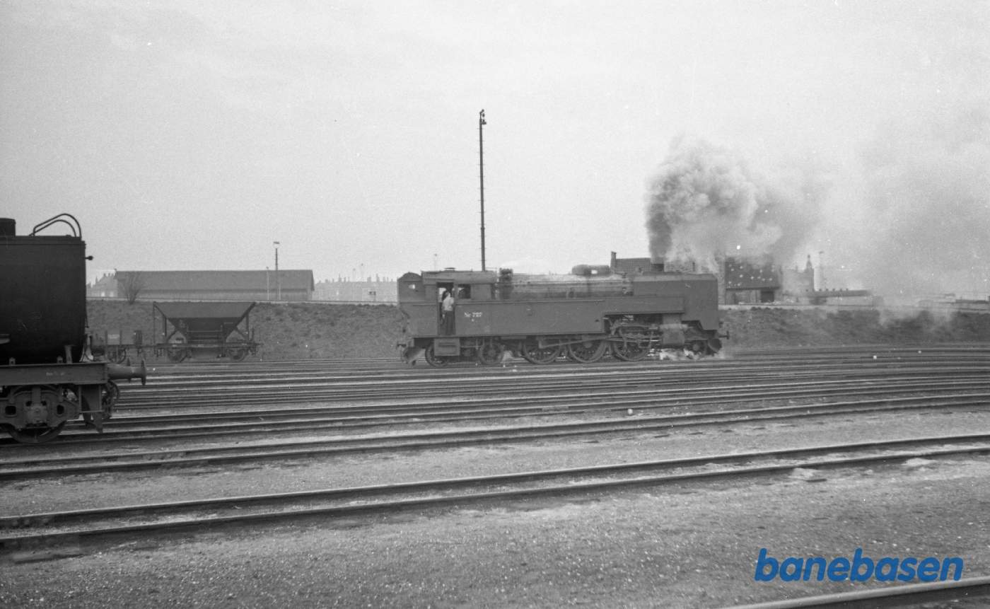 S727 rangerer ved maskindepotet