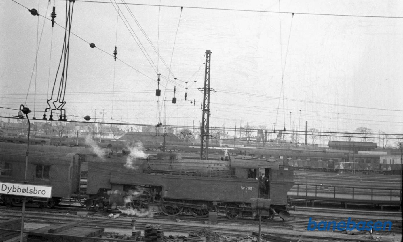 S 733 med tog