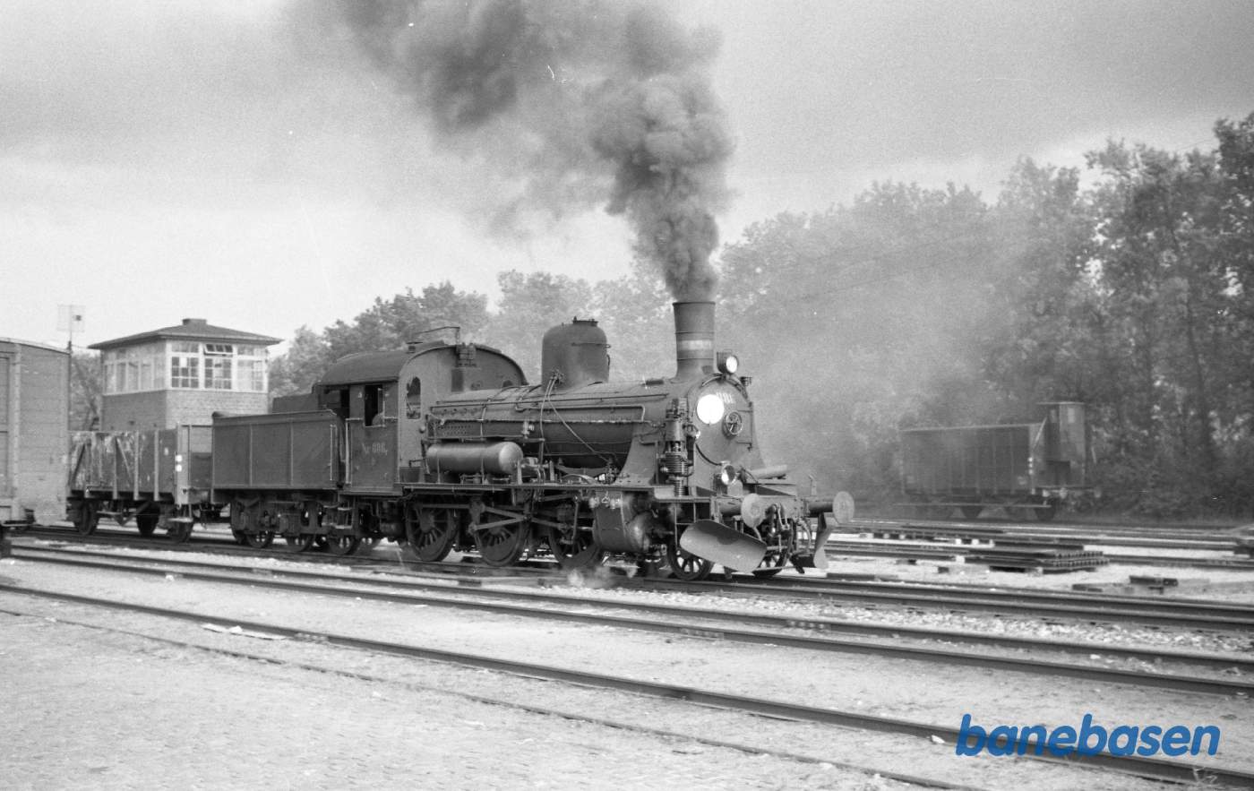 DSB D 886 med godstog afgår DSB D 886 med godstog afgår