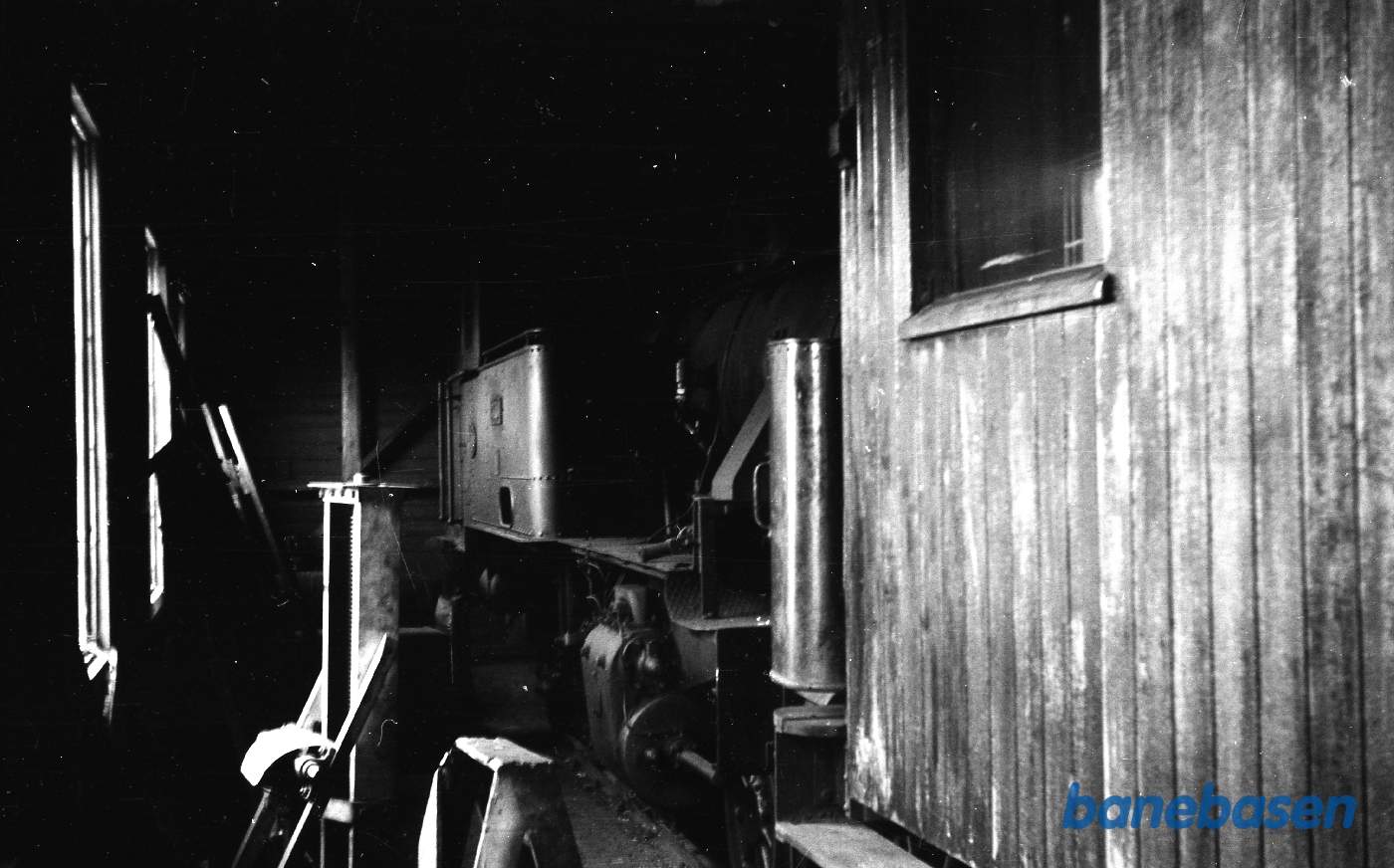 Interiør fra remisen m. damploko