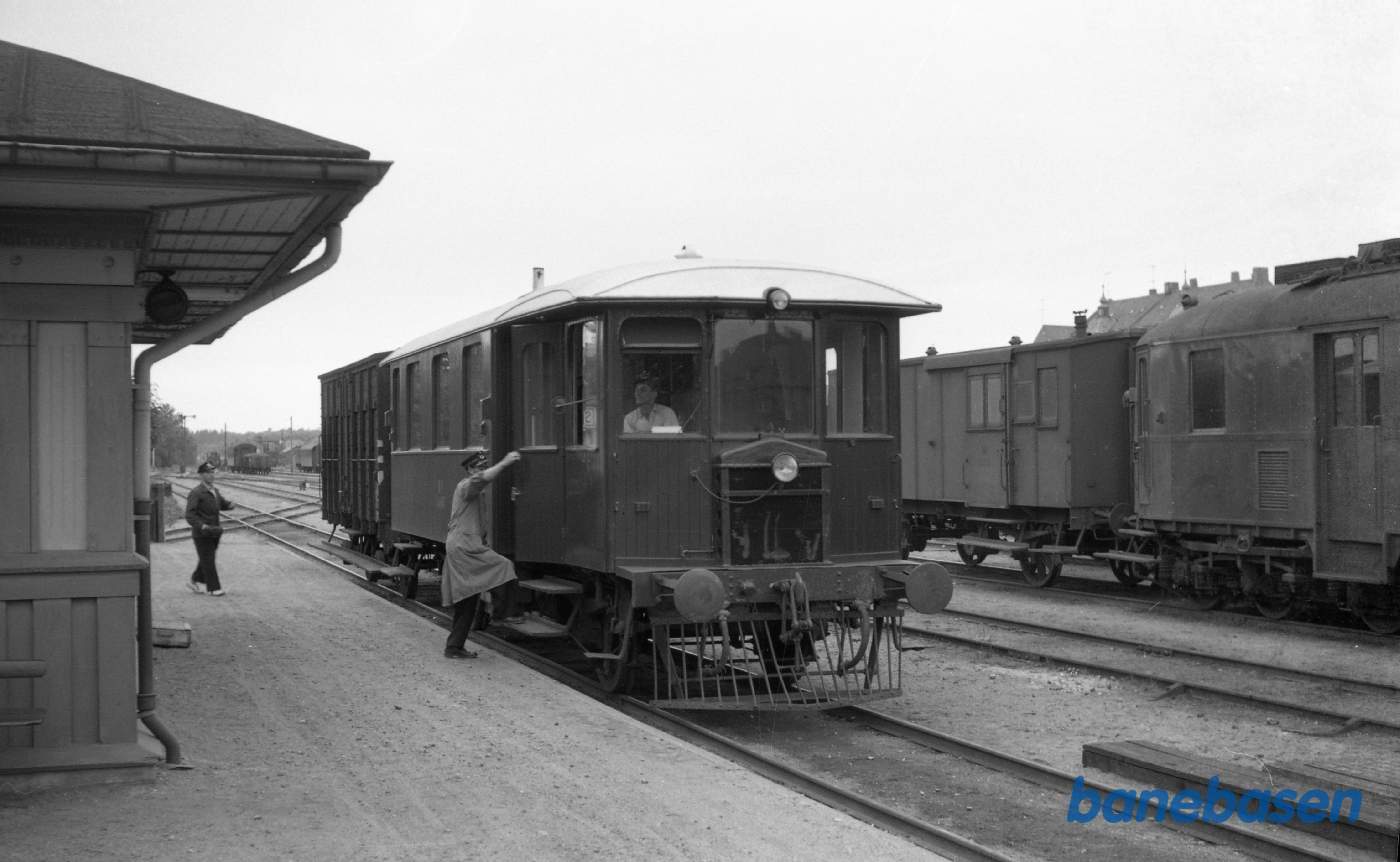 HV motorvogn med godsvogn ved perron