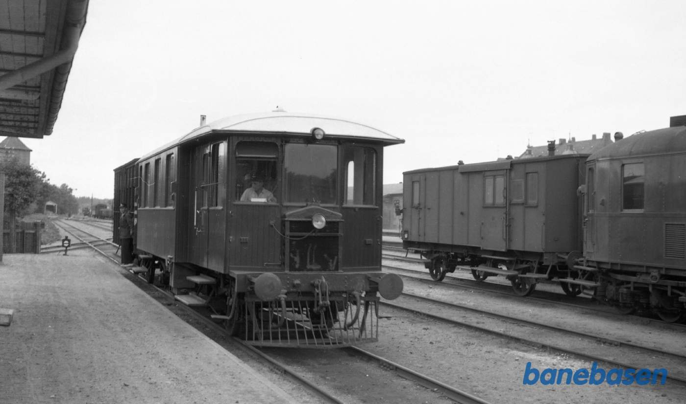 HV motorvogn med godsvogn ved perron