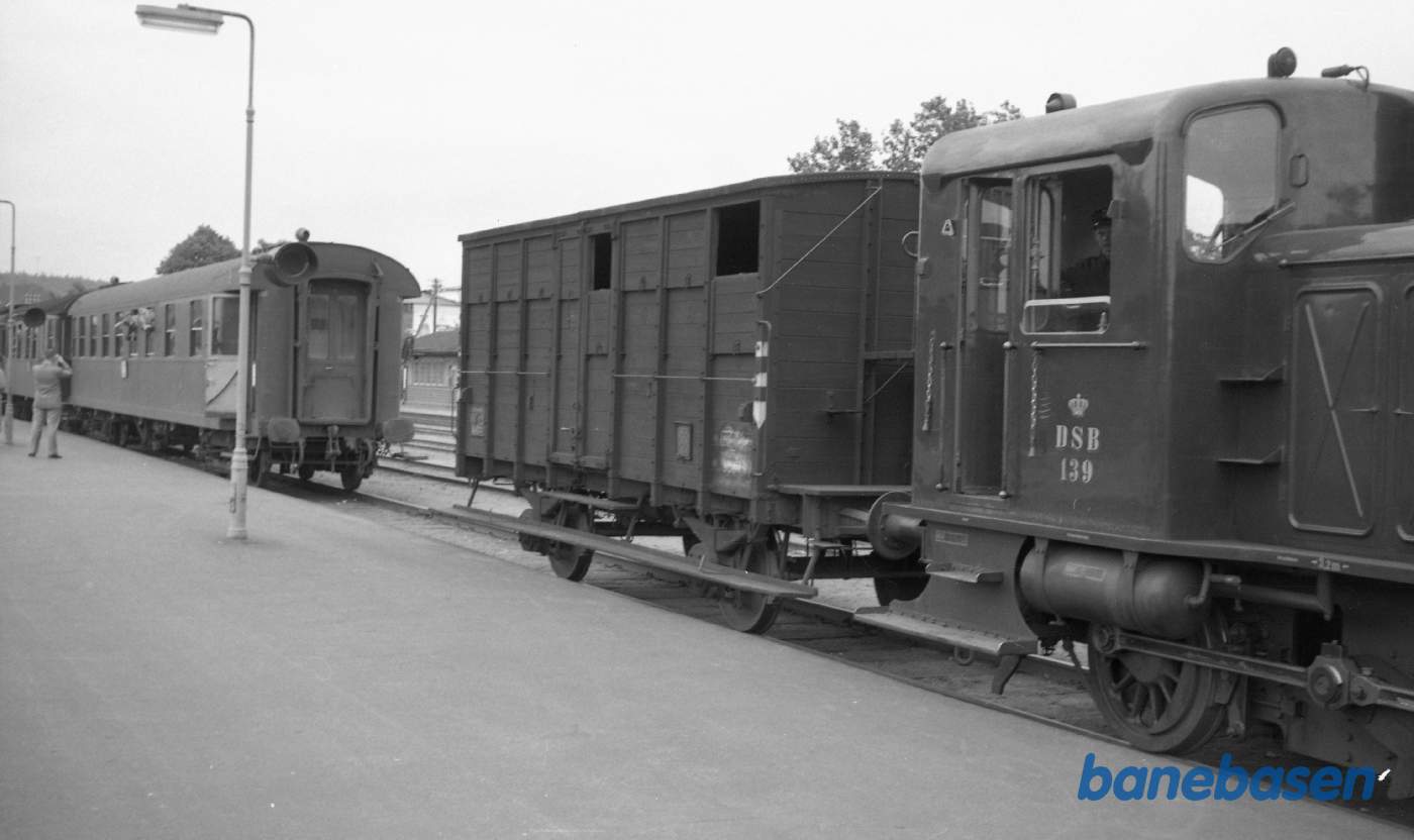 Traktor 139 med HV godsvogn rangerer