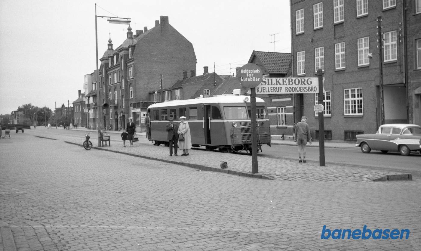 Skinnebus ved SKRJ perron