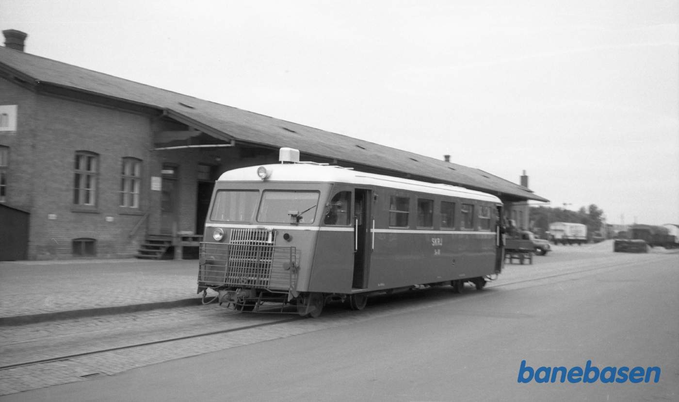 Skinnebus ved pakhuset