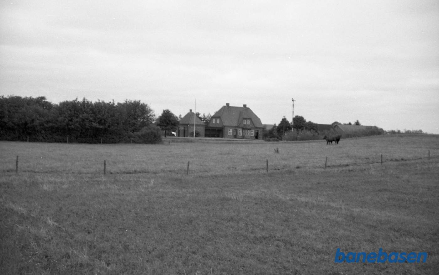 Øster Bording station (kendetegn privat varehus til højre for stationen, semafor på perronen, Lysbro fik installeret daglyssignaler i 1950)