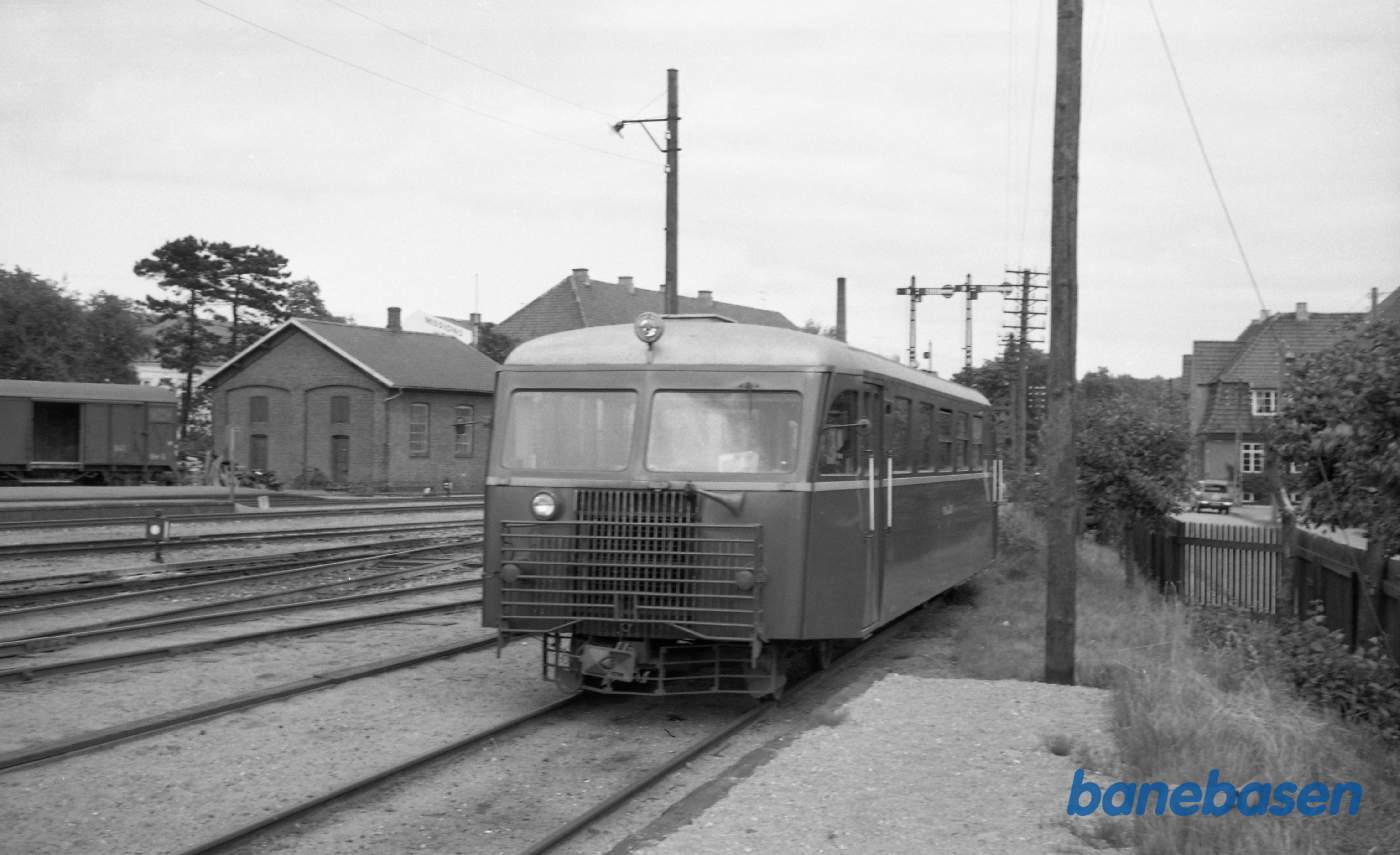 HBS skinnebus ankommer