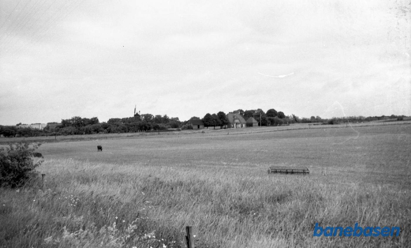 Hindbjerg st. med møllen i baggrunden