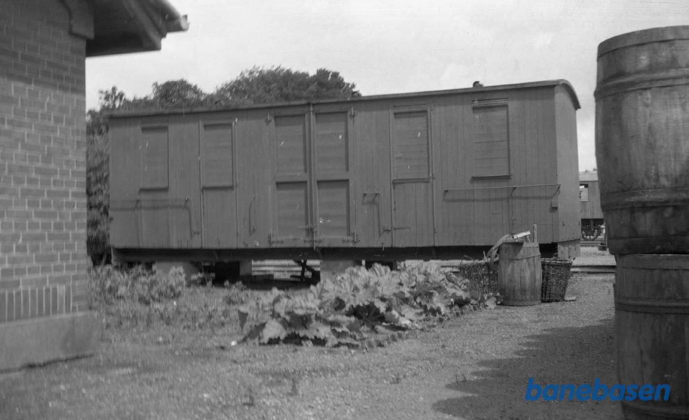 Bænkevognkasse ved stationen