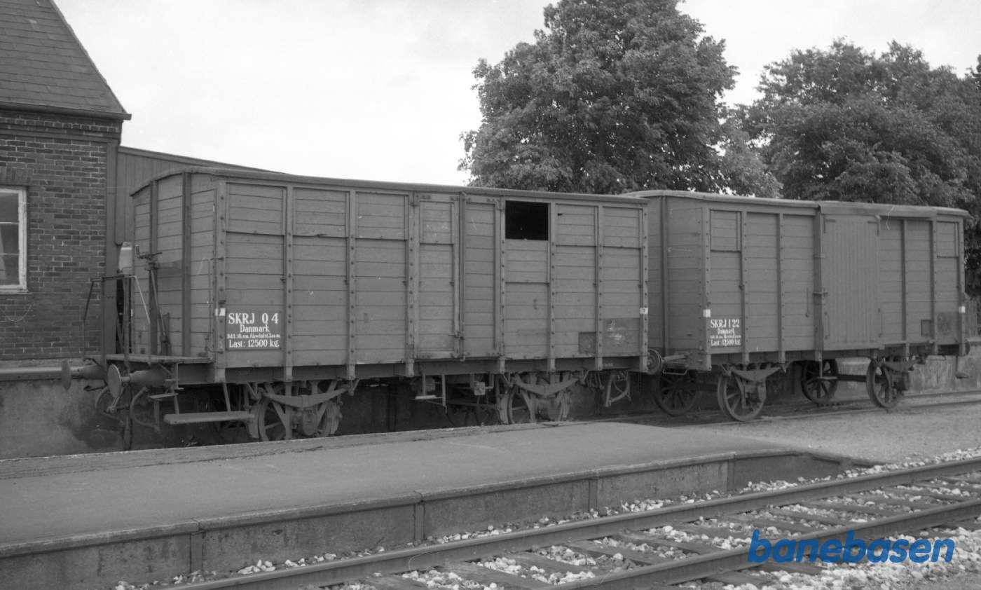 Q 4 og I 22 ved varehuset på Rødkærsbro st.