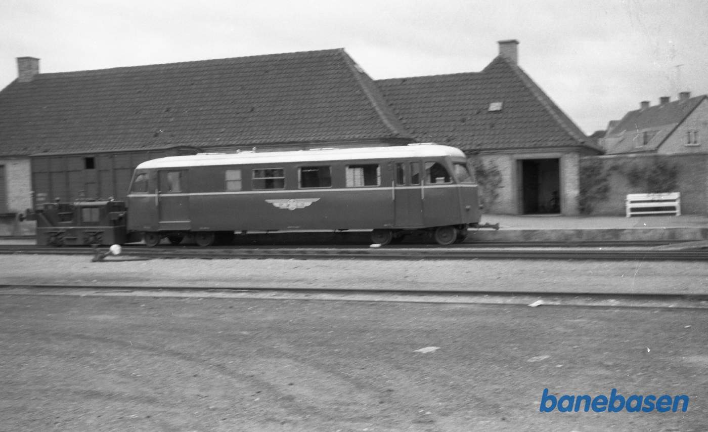 Skinnebusbivogn ved stationen