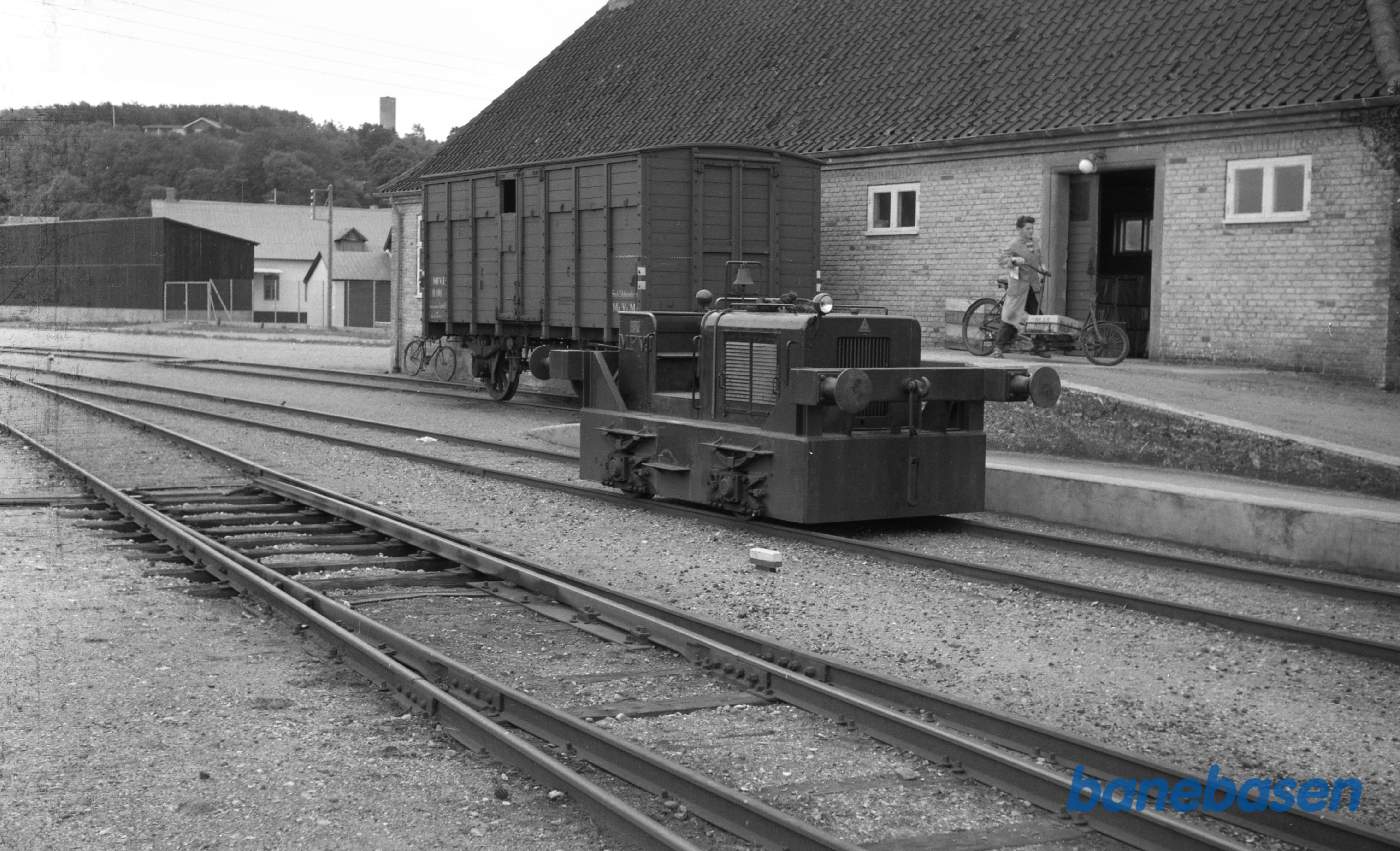 Pedershaab-rangertraktor ved pakhuset