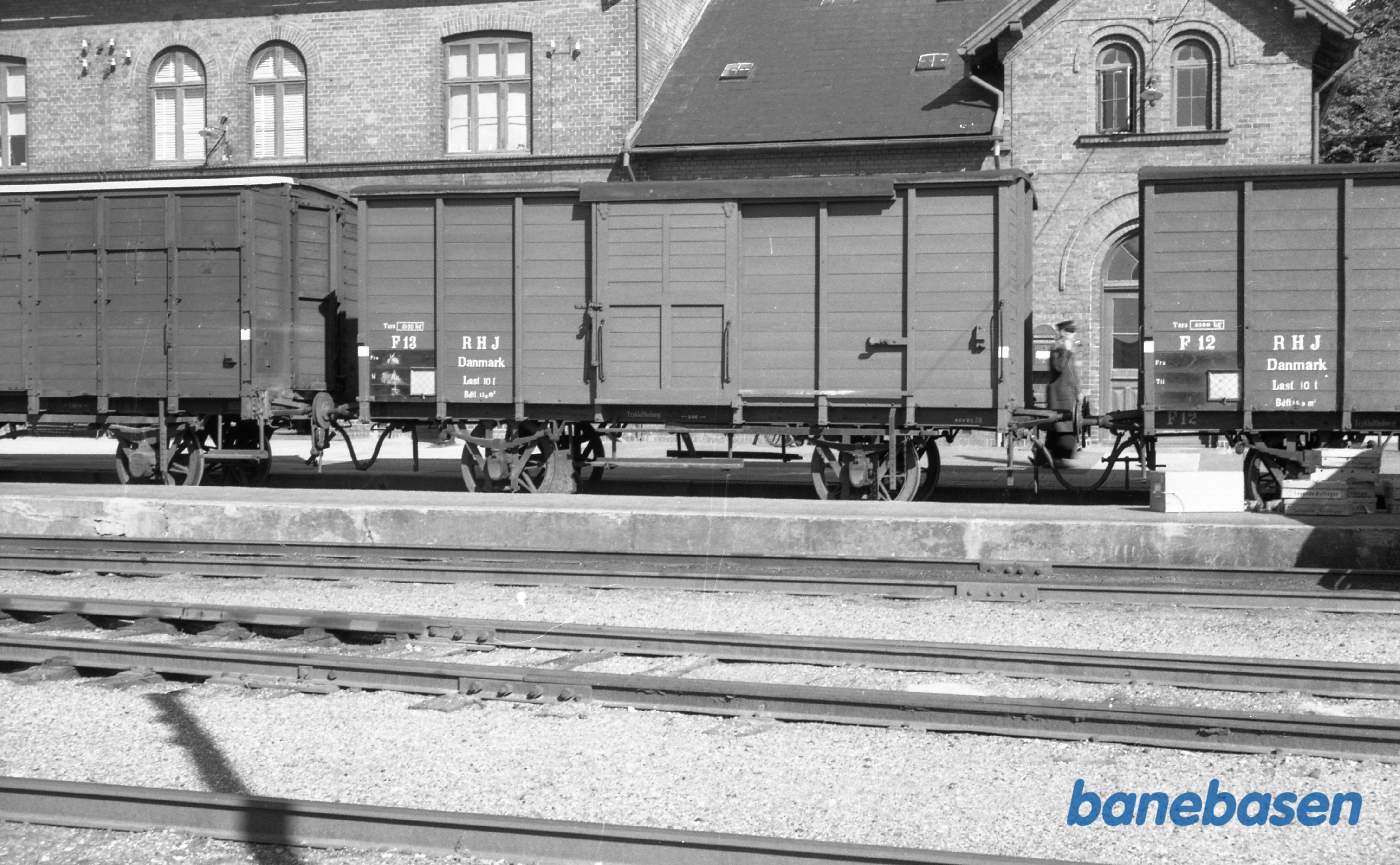 RHJ F 13 på stationen