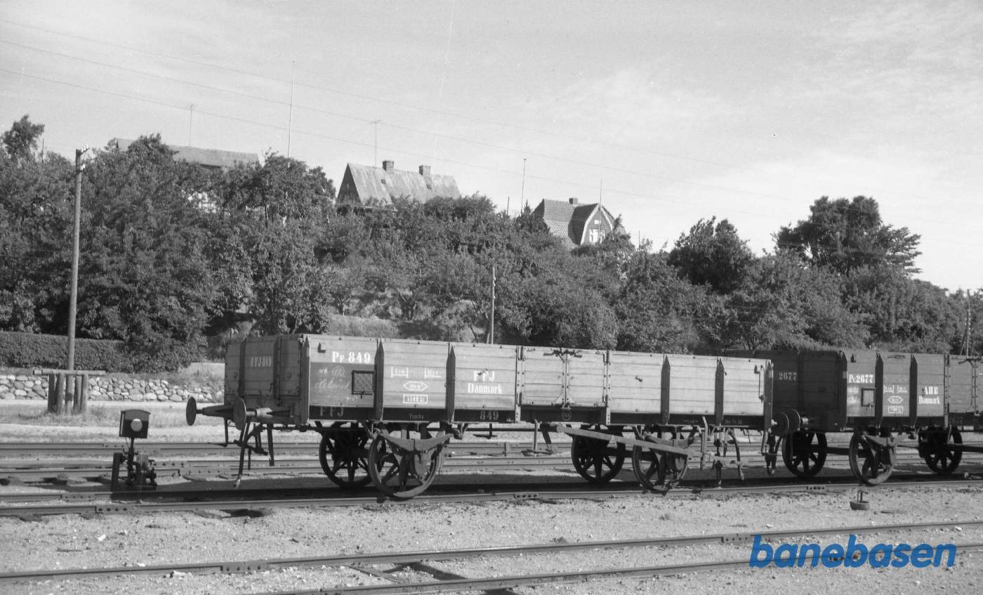 Åben godsvogn FFJ Pf 849 på stationen