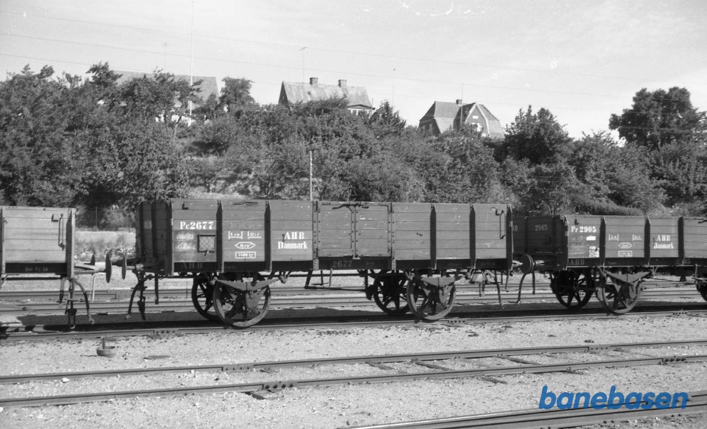Åben godsvogn AHB Pc 2677 på stationen