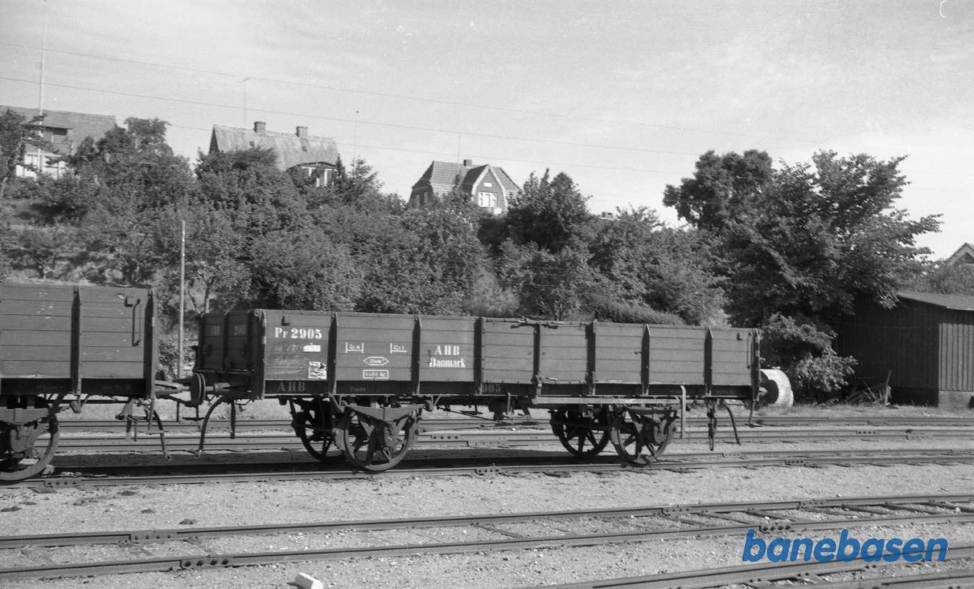 Åben godsvogn AHB Pf 2905 på stationen