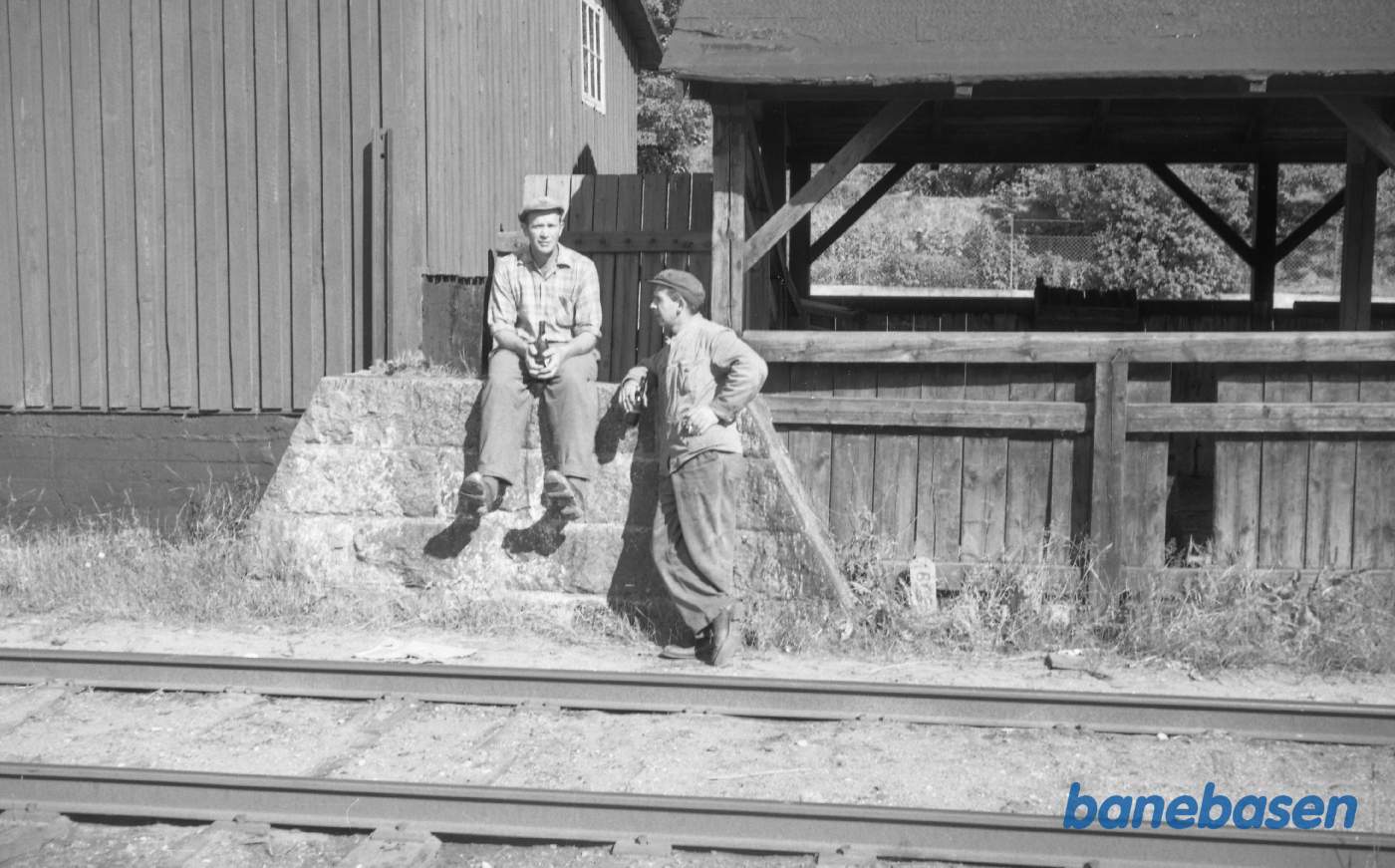 2 personer ved pakhuset