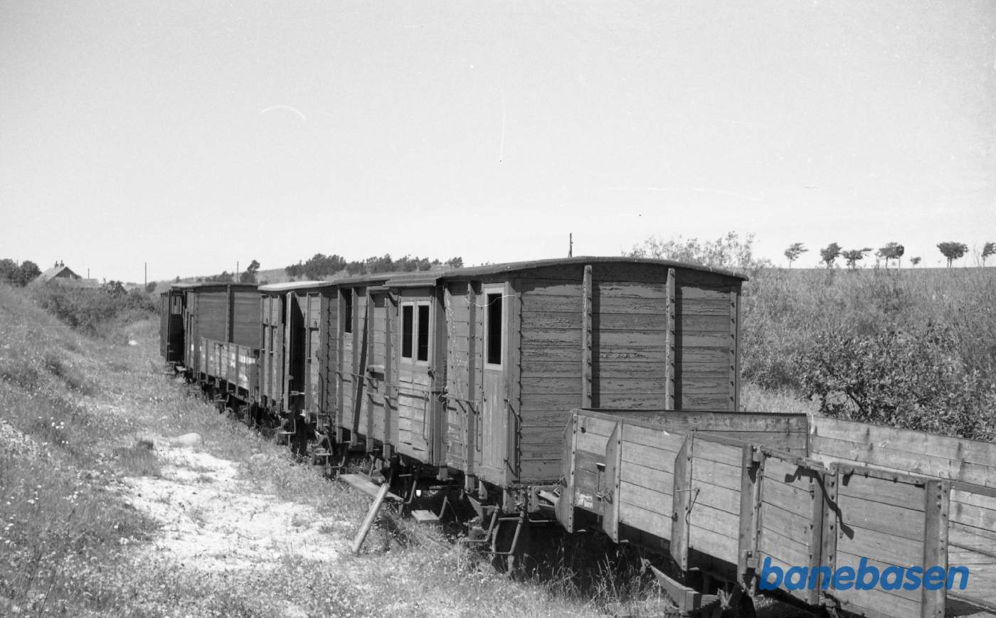 Komdrup Station sidespor med udrangerede godsvogne