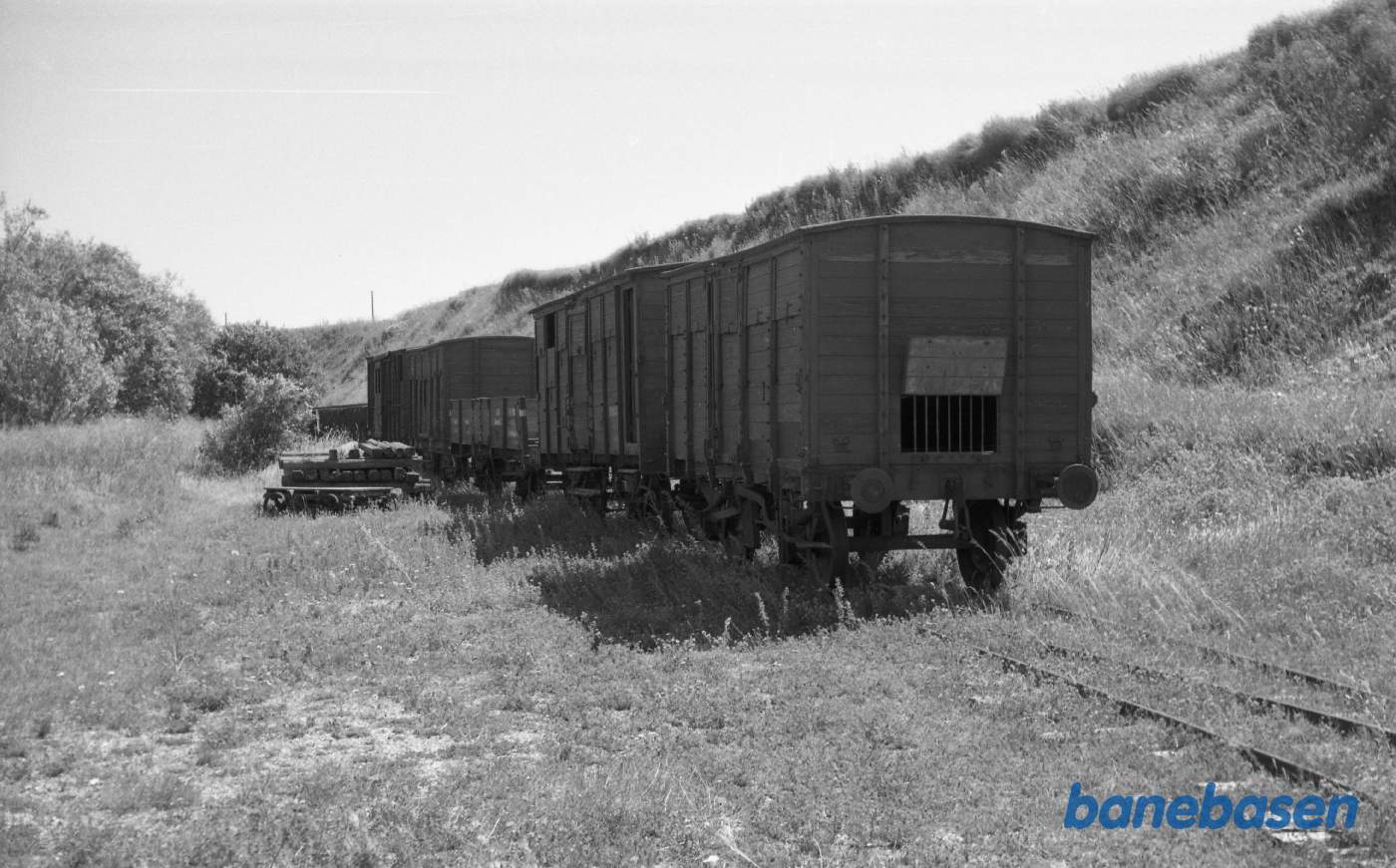 Komdrup Station sidespor med udrangerede godsvogne