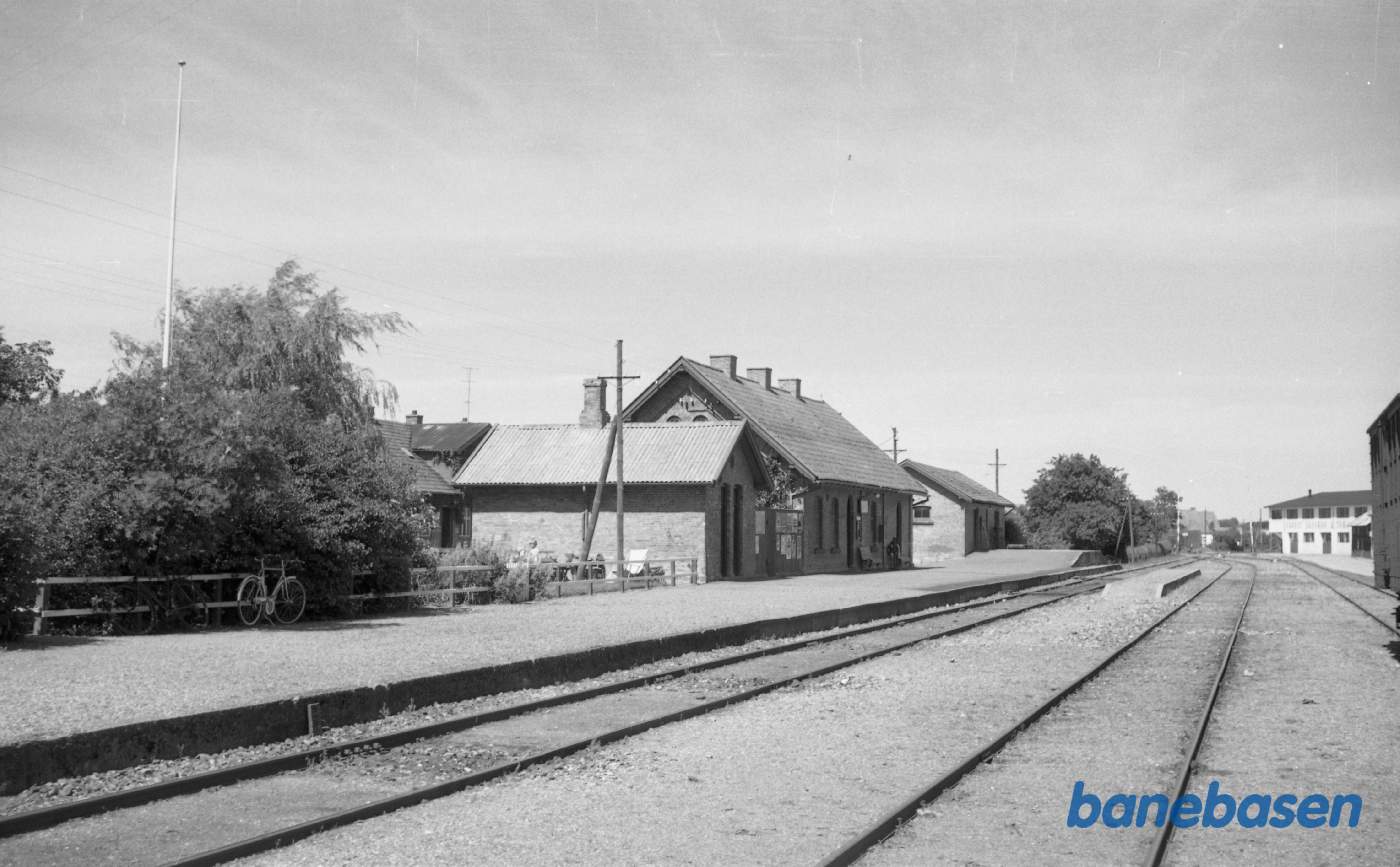 Vaarst med den store hvide virksomhed i baggrunden
