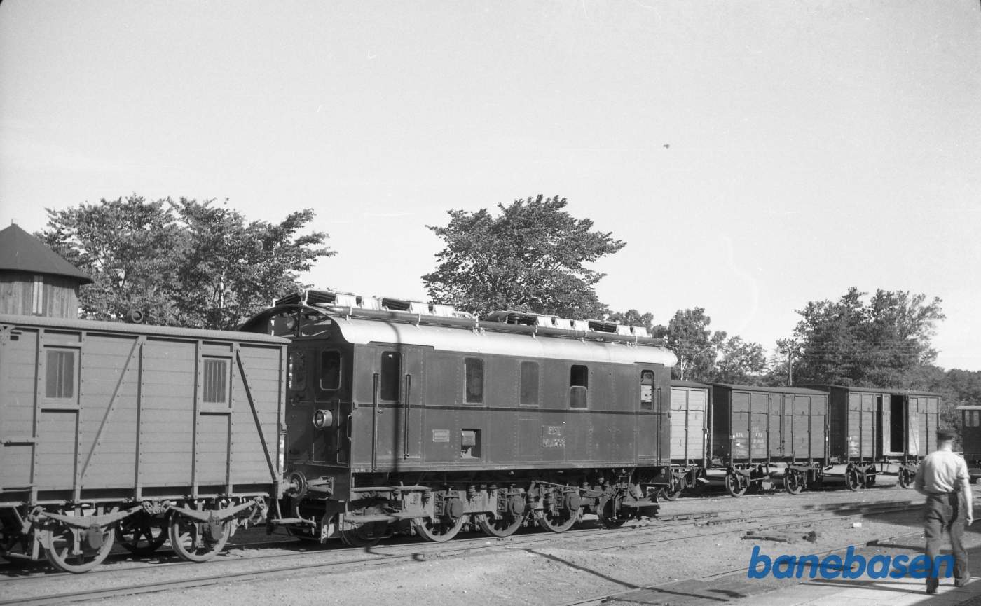 ML 1208 med godstog på Sæby station ML 1208 med godstog på Sæby station