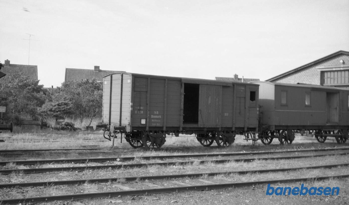 SB I 110 ved remisen SB I 110 ved remisen